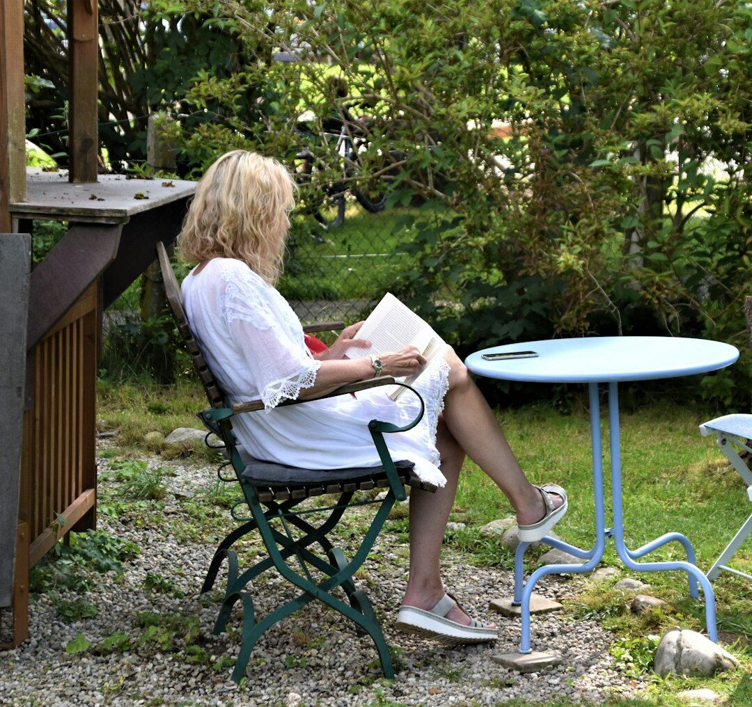 Staršia žena si čas s tabletom pri čítaní noviniek