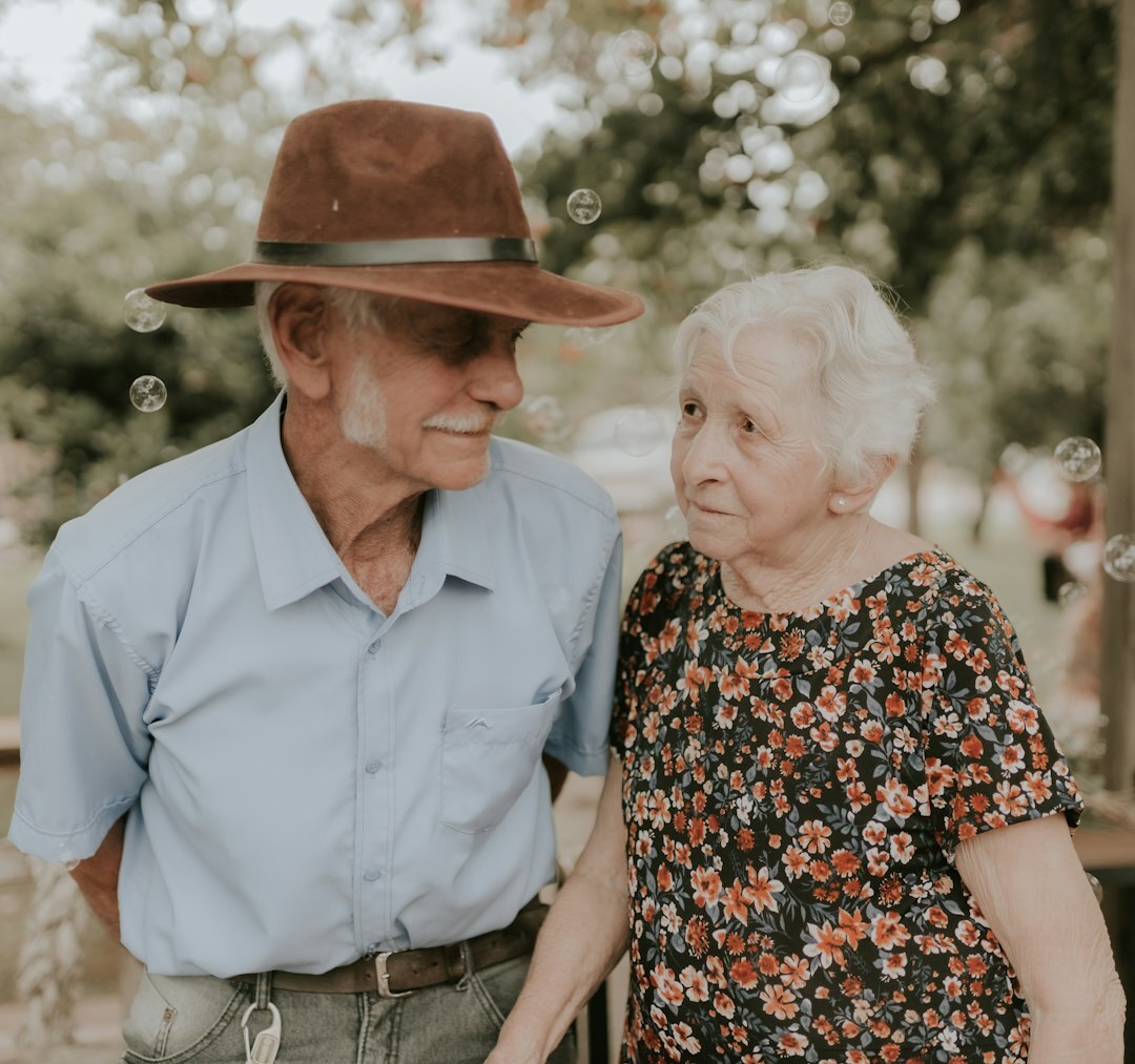 Skupina usmievajúcich sa slovenských seniorov na výlete v prírode