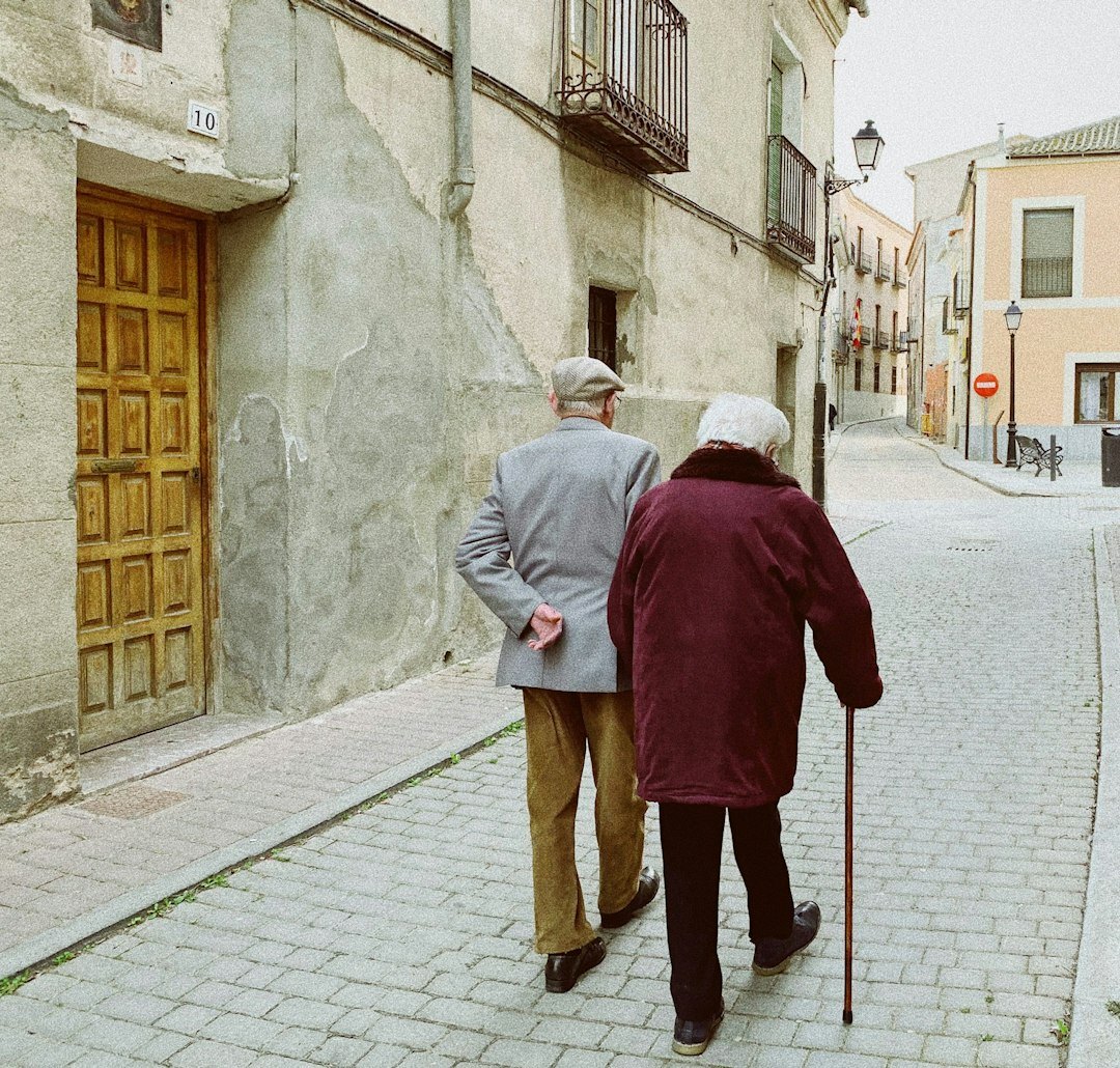 Seniori na spoznávacom výlete v historickom meste